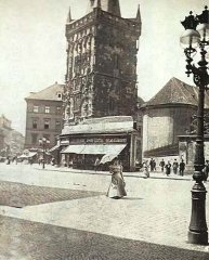 historické foto kostela (vpravo od Prašné brány)