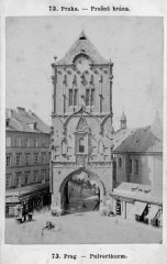 historické foto kostela (vpravo od Prašné brány)