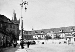 historické foto kostela (za lampou pouličního osvětlení)