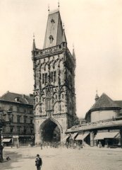 historické foto kostela (vpravo od Prašné brány)