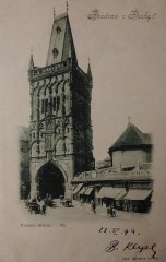 historické foto kostela (vpravo od Prašné brány)
