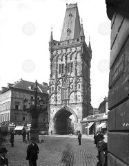historické foto kostela (vpravo od Prašné brány)