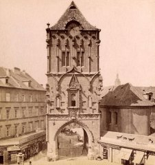 historické foto kostela (vpravo od Prašné brány)