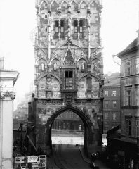 historické foto nároží kostela (zcela vlevo)