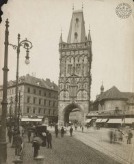 historické foto kostela (vpravo od Prašné brány)