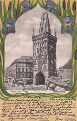 dobová pohlednice s kostelem (vpravo od Prašné brány)