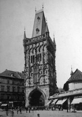 historické foto kostela (vpravo od Prašné brány)