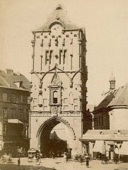 historické foto kostela (vpravo od Prašné brány)