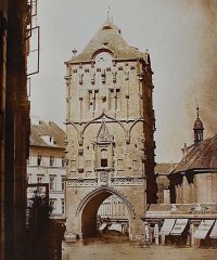 historické foto kostela (vpravo od Prašné brány)