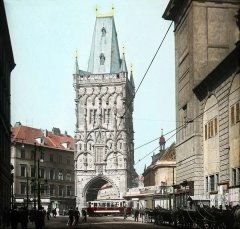 historické foto ze začátku demolice kostela (vpravo od Prašné brány)