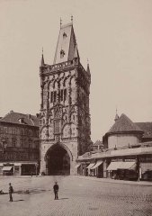 historické foto kostela (vpravo od Prašné brány)