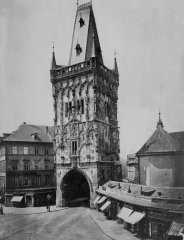 historické foto kostela (vpravo od Prašné brány)