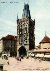 historické foto kostela (vpravo od Prašné brány)