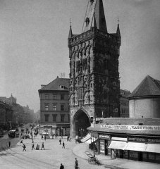 historické foto kostela (vpravo od Prašné brány)