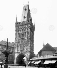 historické foto kostela (vpravo od Prašné brány) - detail