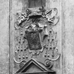 detail reliéfu nad vstupním portálem kostela (výřez z fotografie Jindřicha Eckerta)