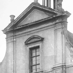 detail štítu kostela (výřez z fotografie Jindřicha Eckerta)