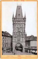 kostel na dobové pohlednici (vpravo od Prašné brány)