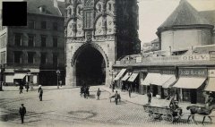 historické foto kostela (vpravo od Prašné brány)