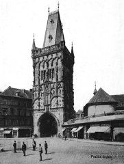 historické foto kostela (vpravo od Prašné brány)