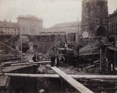 stavba Obecního domu v místě zbořeného kostela
