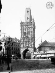 historické foto kostela (vpravo od Prašné brány)