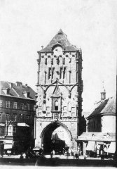 historické foto kostela (vpravo od Prašné brány)