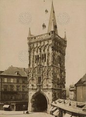 historické foto kostela (vpravo od Prašné brány)