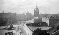 historické foto kostela (vpravo od Prašné brány)