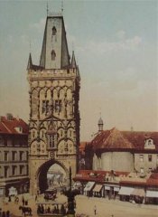 historické foto kostela (vpravo od Prašné brány)