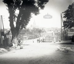 historické foto kaple (vlevo za stromem)