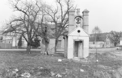 starší foto zvoničky (vpravo), vlevo váha