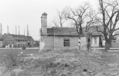 starší foto zvoničky (vlevo), vpravo váha