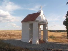 pohled zepředu zleva - nové odvodnění okolo kaple 