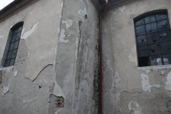 pohled na pravou stěnu - okna čekající na opravu