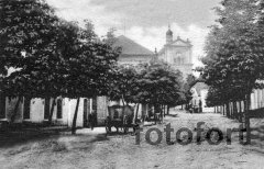 pohled ulicí ke kostelu