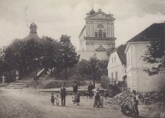 starší foto kostela a zvonice