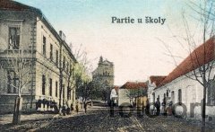 pohled ulicí ke kostelu