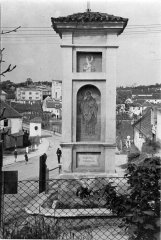 historické foto kaple (vlevo od božích muk, v pozadí)