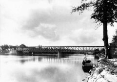 historické foto kaple (zcela vlevo vedle mostu)