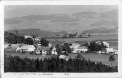 dobová pohlednice vsi s kaplí