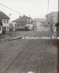 pohled ulicí ke kapli