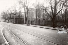 historické foto kaple (budova se sedlovou střechou vpravo)