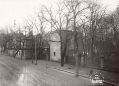 historické foto kaple (budova se sedlovou střechou vpravo)