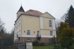 pohled zezadu zleva