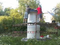 pohled zezadu zleva - pokládka nové střešní krytiny
