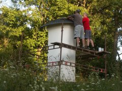 pohled zezadu zprava - pokládka nové střešní krytiny