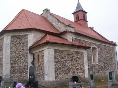 pohled zezadu zleva - opravený přístavek a presbytář