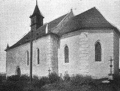 kostel ještě s omítkou a bez gotizujících prvků, věžička nepobitá eternitem