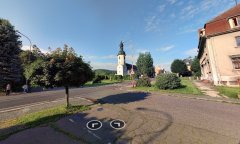 pohled od budovy Městského úřadu ke kostelu; kostní kaple stála vpravo od kostela na místě, kde stojí vzrostlý dub